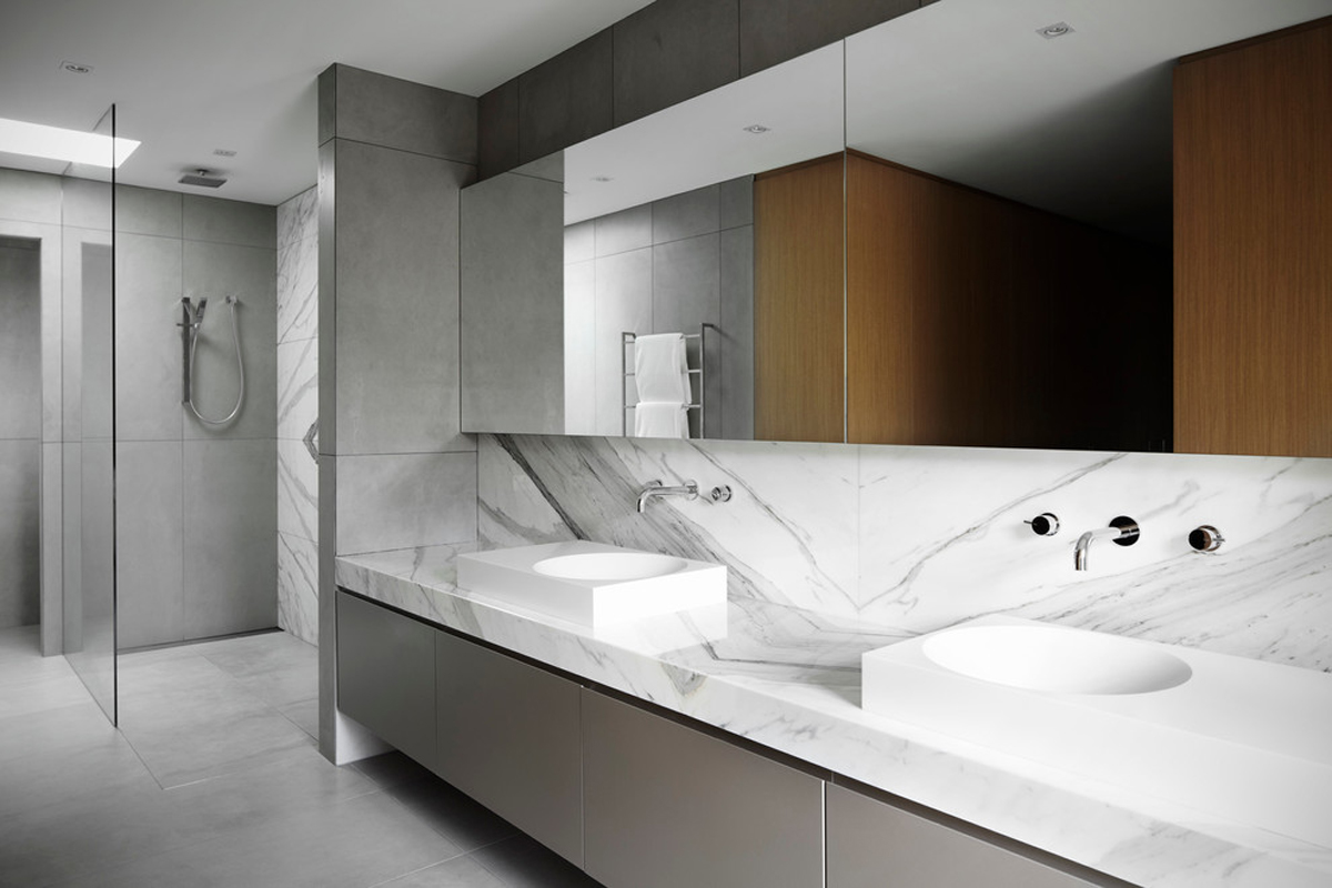 Tường wc và phòng khách ốp đá Volakas, Calacatta - Nhà chị Thúy